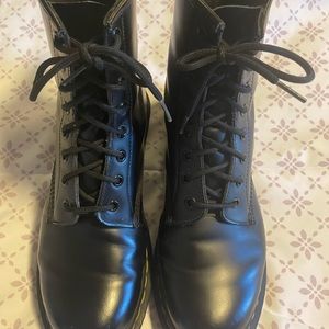 Dr Martens 1460 smooth leather unisex 8 eyes boot